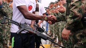 Zeichen des guten Willens: ELN-Kämpfer geben ihre Waffen ab. Foto: EFE