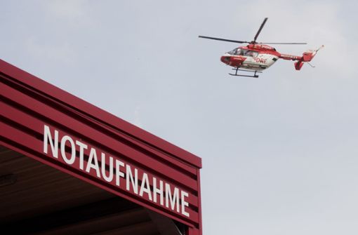 Die Frau wurde mit dem Rettungshubschrauber in ein Krankenhaus geflogen. (Symbolbild) Foto: dpa/Julian Stratenschulte