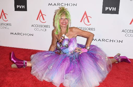 Die Modedesignerin Betsey Johnson gewann den Style Icon Award. Bei der Verleihung fiel sie durch ihr extravagantes Outfit auf. Foto: AFP