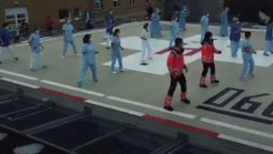 Die Mitarbeiter des Klinikums tanzen sogar auf dem Helikopterlandeplatz zu „Jerusalema“ von Master KG. Foto: /Klinikum Esslingen