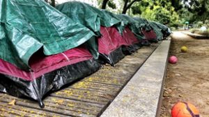 Die Zelte in den kleinen Park in Paris stehen schon aufgereiht. Die jungen Migranten, die dort leben, müssen sich an eine strenge Hausordnung halten. Foto: Krohn/Krohn