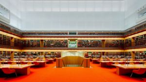 Blick in den neuen Allgemeinen Lesesaal der Staatsbibliothek Unter den Linden mit dem orangefarbenen Teppichboden Foto: J. F. Mueller