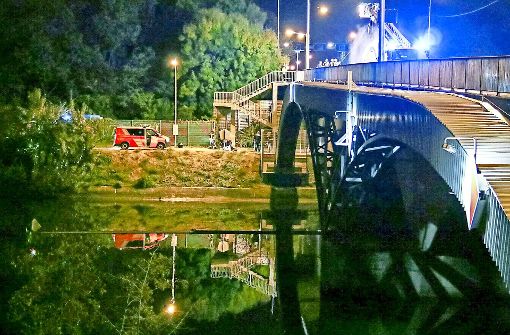 Fundort Gaisburger Brücke: Einsatzkräfte bergen die Wasserleiche. Foto: 7aktuell.de/Jens Pusch