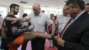 Das ist fast vier Jahre her: Uwe Hück (Mitte) zeigt dem damaligen SPD-Chef Sigmar Gabriel, wie man ein guter Thaiboxer wird anlässlich der Einweihung des Bildungs- und Sportzentrums der Lernstiftung Hück in Pforzheim. Foto: factum/Granville