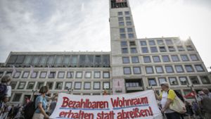 Drinnen ist Immobilien-Dialog, draußen vor dem Rathaus Protest. Foto: Lichtgut/Leif Piechowski