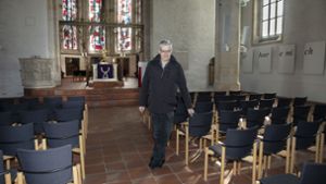 Der Pfarrer von St. Laurentius, Markus Lautenschlager, in der leere Stadtkirche. Foto: Horst Rudel/Horst Rudel