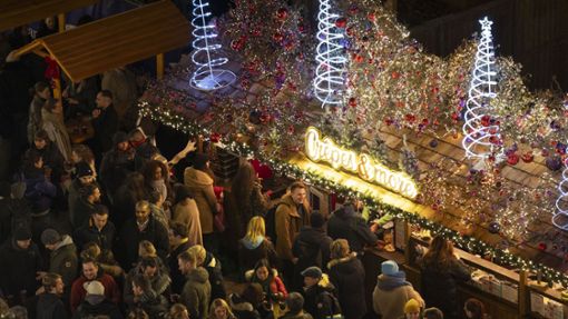 Auf dem Stuttgarter Weihnachtsmarkt geschehen viele Dinge gleichzeitig. Foto: Lichtgut//Leif Piechowski