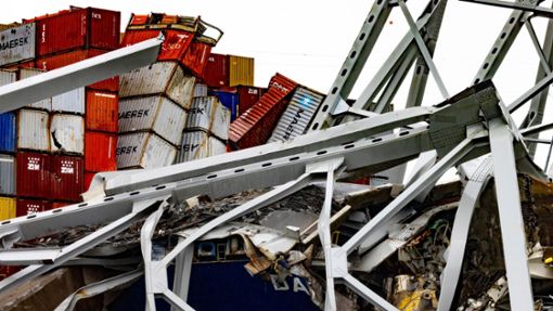 Trümmer der Francis Scott Key Bridge liegen auf dem Containerschiff Dali. Foto: Julia Nikhinson/AP/dpa