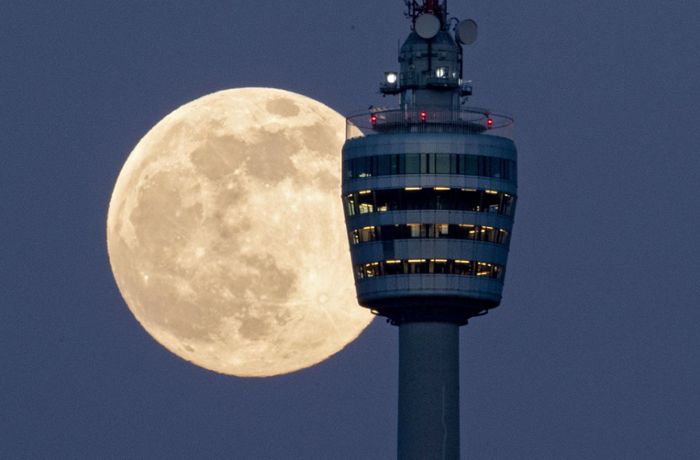 Pink Moon über Stuttgart: Stuttgarter machen beeindruckende Bilder vom Supermond