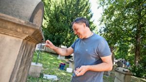 Steindoktor Pavel Stejskal macht den Grabstein mit einer Spezialinjiektion haltbar Foto: Lichtgut