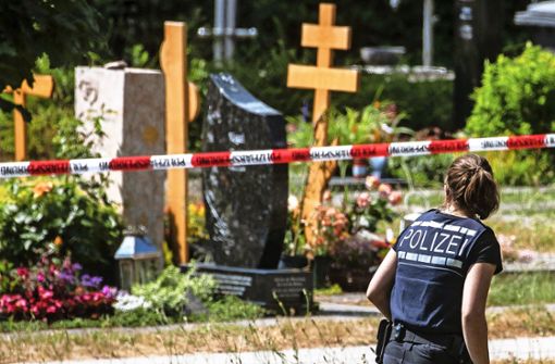 Die Polizei hatte Teile des Friedhofs in Altbach zur Spurensicherung abgesperrt. Foto: dpa/Christoph Schmidt