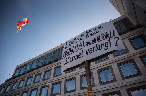 Die Einbringung des Stuttgarter Haushaltes war im September vor dem Sitzungssaal des Gemeinderates von kreativem Protest begleitet. Foto: Lichtgut/Max Kovalenko