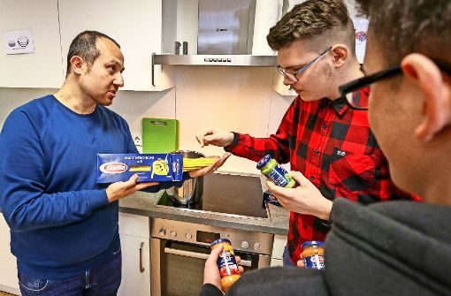 Yousof Neisi (links) kocht mit Jugendlichen des Waldhauses. Anfangs waren vor allem seine Farsi- und Arabischkenntnisse gefragt. Jetzt arbeitet er auch mit deutschen jungen Leuten. Foto:  