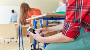 Dürfen Lehrer in der Schule Handys wegnehmen?