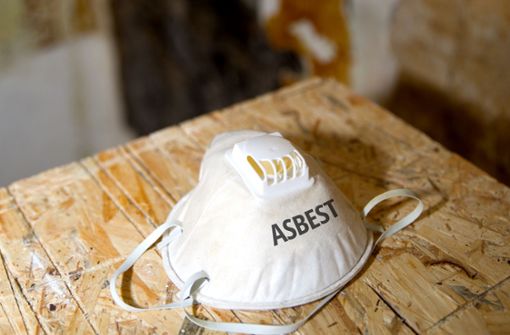 Asbest sind Mineralfasern, die  früher  in vielen Produkten wie Putz oder Spachtelmasse eingesetzt wurden.  Asbestfasern einzuatmen kann sehr gefährlich sein. Foto: Adobe Stock/VRD