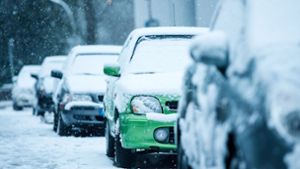 Sicher ans Ziel kommen auf winterlichen Straßen - das Auto vor dem Losfahren von Schnee und Eis zu befreien, ist schon mal ein guter Anfang. (Symbolbild) Foto: dpa