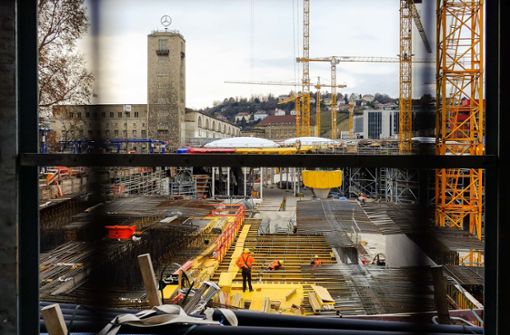 Spezialisten aus Osteuropa flechten den Stahl für den neuen Tiefbahnhof. Sie müssen mit Reisebeschränkungen zurechtkommen. Foto: Lichtgut/Max Kovalenko