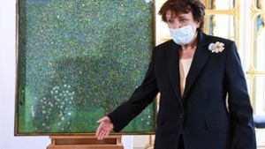 Frankreichs Kulturministerin Roselyne Bachelot-Narquin bei der Präsentation des Klimt-Gemäldes „Rosen unter Bäumen“. Das Bild wird den Erben von Nora Stiasny zurückgegeben, die von den  Nazis ermordet wurde. Foto: AFP/ALAIN JOCARD