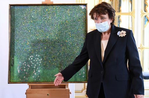 Frankreichs Kulturministerin Roselyne Bachelot-Narquin bei der Präsentation des Klimt-Gemäldes „Rosen unter Bäumen“. Das Bild wird den Erben von Nora Stiasny zurückgegeben, die von den  Nazis ermordet wurde. Foto: AFP/ALAIN JOCARD