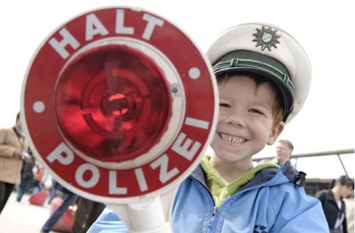 Der Siebenjährige war zufällig als Polizist verkleidet, als die Polizei ihn nach Hause fuhr. (Symbolbild) Foto: imago images / imagebroker/Bahnmüller