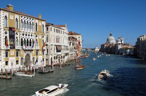 Zwei Touristen vergnügten sich im Wasser eines Kanals in Venedig – dafür hagelte es eine Geldstrafe. (Symbolbild) Foto: dpa/Jens Kalaene