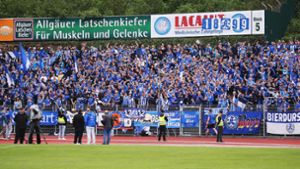 Zuschauermagnet Stuttgarter Kickers: Über 3000 Fans begleiteten die Blauen nach Homburg. F Foto: Pressefoto Baumann/Julia Rahn