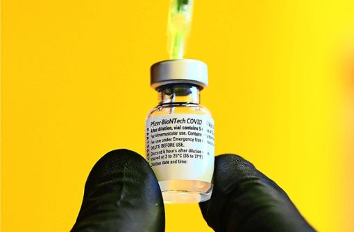 Begehrter Impfstoff: Nicht alle sind gleich am Anfang dran. Foto: dpa/Felix Kästle