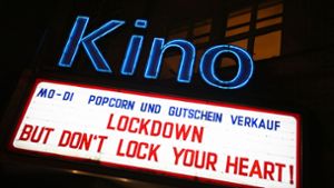 Ein Stuttgarter Kino spricht seinen Gästen, die es seit Monaten nicht empfangen darf, im Lockdown Mut zu. Foto: dpa/Marijan Murat