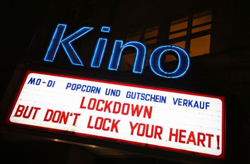 Ein Stuttgarter Kino spricht seinen Gästen, die es seit Monaten nicht empfangen darf, im Lockdown Mut zu. Foto: dpa/Marijan Murat