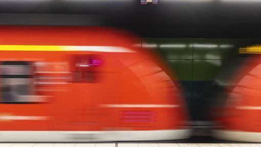 Eine Frau im Gleisbereich hat für  Verzögerungen bei der S-Bahn gesorgt (Symbolbild). Foto: IMAGO/Arnulf Hettrich/IMAGO/Arnulf Hettrich