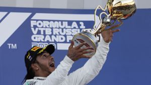 Ferrari hat Mercedes-Pilot Lewis Hamilton den Sieg in Russland auf dem Silber-Tablett serviert. Foto: AP/Luca Bruno