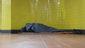 Ein Obdachloser liegt in seinem Schlafsack in einer U-Bahnstation in der Hamburger Innenstadt. 17,7 Millionen Menschen waren 2023 in Deutschland von Armut oder Ausgrenzung bedroht. Foto: Marcus Brandt/dpa