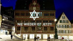 Eine Lichtinstallation am Tübinger Rathaus soll die Solidarität demonstrieren. Die Israel-Flagge hängt da schon nicht mehr am Mast (links). Foto: FB/oh