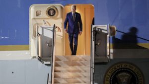 Joe Biden, Präsident der USA, verlässt bei der Ankunft zum G20-Gipfel am Ngurah Rai International Airport die Air Force One. Foto: dpa/Made Nagi