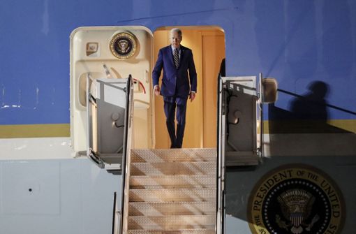 Joe Biden, Präsident der USA, verlässt bei der Ankunft zum G20-Gipfel am Ngurah Rai International Airport die Air Force One. Foto: dpa/Made Nagi
