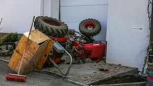 Bei Ausweichmanöver umgekippt – Bein unter Traktor begraben