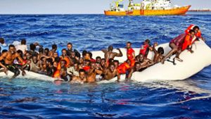 In solchen Schlauchbooten versuchen viele Menschen die Flucht über das Mittelmeer. Der Grenzschutzagentur Frontex wird vorgeworfen, die Boote auf die offene See zurückgeschleppt zu haben. Foto: AP/Patrick Bar