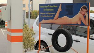 Vom Werberat als sexistisch eingestuft: Die Werbetafel für Motorenöl  an der freien Tankstelle in Neuhausen erhitzt die Gemüter. Foto: Caroline Holowiecki
