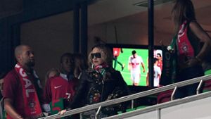 Madonna auf der Ehrentribüne beim WM-Qualifikationsspiel Portugal vs. Schweiz zwischen lauter Portugal Fans. Foto: AFP