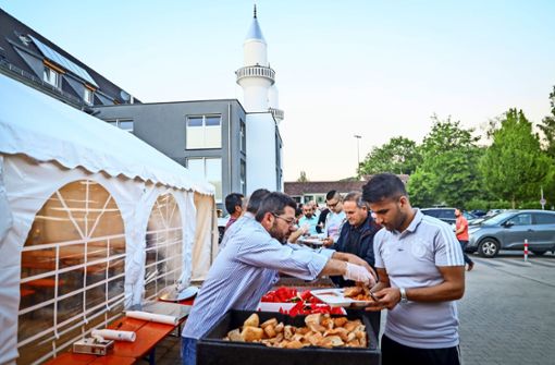 Gemeinsam Fastenbrechen – Bilder wie dieses vom Ramadan 2019 vor der Herrenberger Moschee wird es in diesem Jahr nicht geben. Foto: factum//Simon Granville