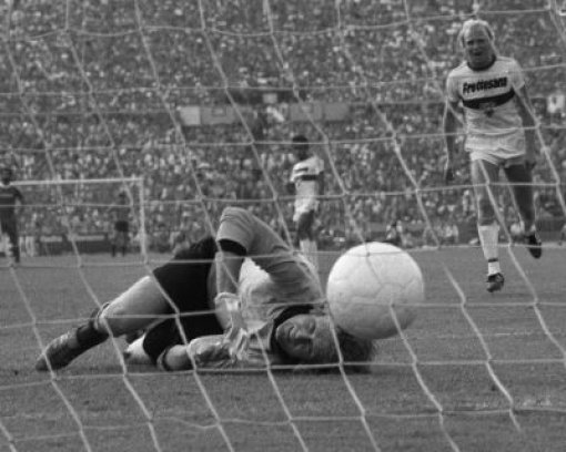 Da kommt auch der Maier Sepp nicht mehr ran: In der Saison 1978/1979 gewinnt der VfB 2:0 gegen München. Foto: Baumann