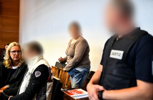   The mother of the abused child of nine years (in the middle) was very demanding, and now justifies a judge as a witness why she sent the boy back to his family. Photo: dpa 