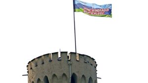 Wilhelm Herzog von Urach hat über dem Schloss Lichtenstein eine Protestfahne aufgezogen.  Foto: privat