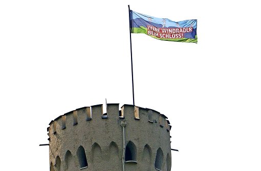 Wilhelm Herzog von Urach hat über dem Schloss Lichtenstein eine Protestfahne aufgezogen.  Foto: privat
