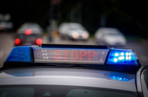 Eine Polizeistreife versuchte den Fahrer durch Haltezeichen, Lautsprecherdurchsagen, Blaulicht und Leuchtschrift zum Anhalten zu bewegen (Symbolbild). Foto: Phillip Weingand / STZN