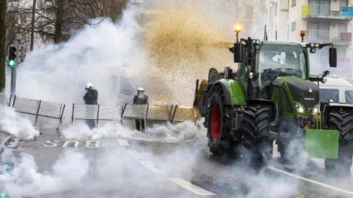 Bei Protesten von Landwirten gegen die EU-Politik in Brüssel kommt es am Montag immer wieder zu Ausschreitungen. Foto: AFP/Nicolas Maeterlinck