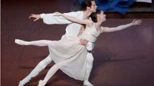 Elisa Badenes und David Moore tanzten schon über die große Kinoleinwand; nun zeigt das Stuttgarter Ballett John Crankos „Romeo und Julia“  für kurze Zeit online. Wo sonst noch erstklassig und gratis im Netz getanzt wird, verraten wir in unserer Bildergalerie. Foto:Stuttgarter Ballett Foto:  