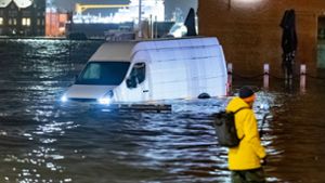 Schwere Sturmflut - Elbe überflutet Hamburger Fischmarkt