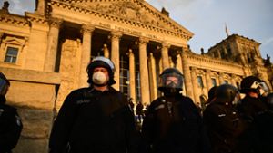 Demonstranten hatten am Samstagabend eine Absperrung am Reichstagsgebäude in Berlin durchbrochen und waren auf die Reichstagstreppe gestürmt Foto: dpa/Fabian Sommer