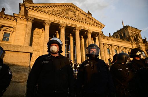 Demonstranten hatten am Samstagabend eine Absperrung am Reichstagsgebäude in Berlin durchbrochen und waren auf die Reichstagstreppe gestürmt Foto: dpa/Fabian Sommer